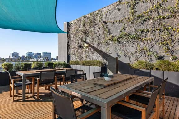 Korea Town Haven - Spacious 2BD + Parking & Gym