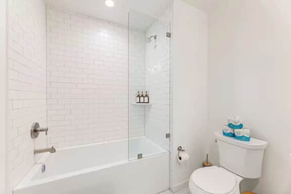 Light Filled 2BD 2BTH in K-town - EV Parking + Gym