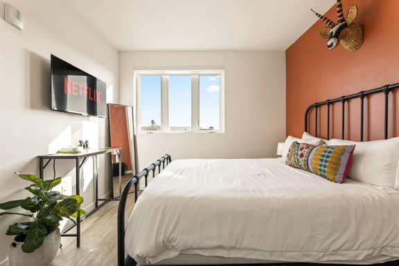 Light-Filled 2BD Suite in K-Town | Parking & Gym
