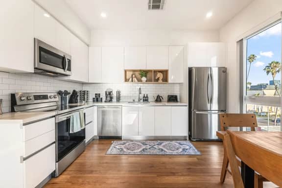 Light-Filled Home in K-Town | Parking, Gym & Views