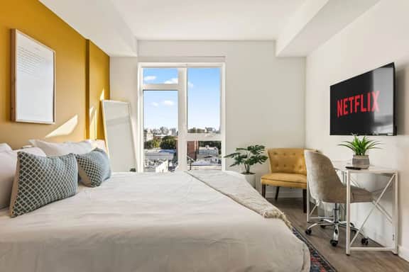 Light-Filled Modern 2BD in K-Town + Hot-tub & Gym