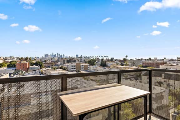 Light-Filled Modern 2BD in K-Town + Hot-tub & Gym