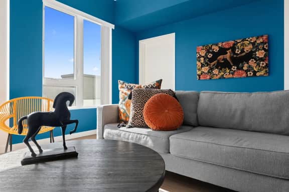 Little Tokyo Gem | Steps from shops & Free Parking