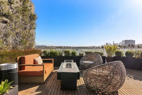 Modern 2BD Home in K-Town w/Parking, Gym & Balcony
