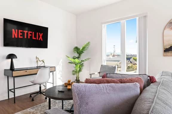 Spacious 1-BD with Stunning City Views in DTLA