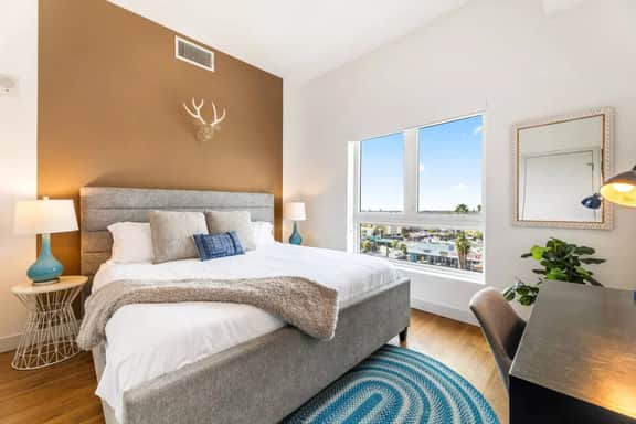 The Hollywood Vista Suite-2BD+2BTH W/Sunset Views