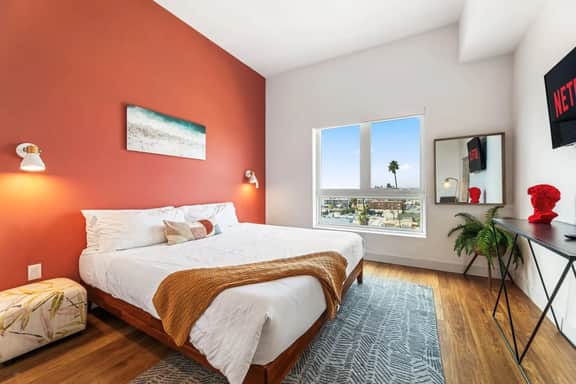 The Hollywood Vista Suite-2BD+2BTH W/Sunset Views