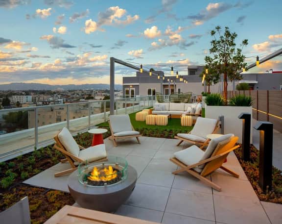 Light-Filled K-town 3BD 3BTH W/Pool, Gym & Parking - Image 2