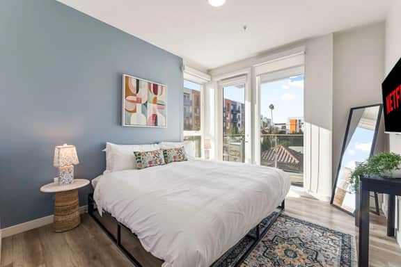 Bright & Chic 2 Bed 2Bth - Central LA + 2 Parking - Image 2