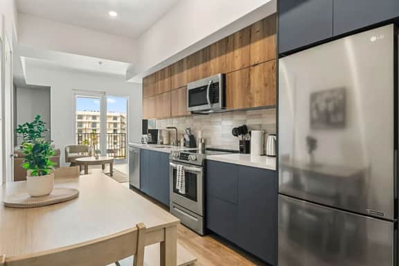 Chic 2BD 1BTH in Central LA + Free Parking - Image 2