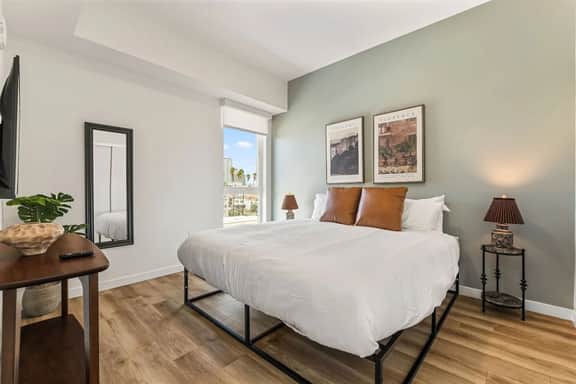 Chic 2BD 1BTH in Central LA + Free Parking - Image 3