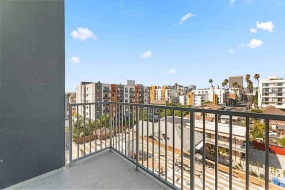 Chic 2BD 1BTH in Central LA + Free Parking - Image 4