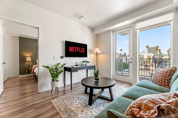 Light-Filled 2BD+1BTH in K-Town | Free Parking - Image 2