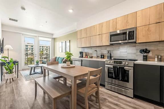 Light-Filled 2BD+1BTH in K-Town | Free Parking - Image 4