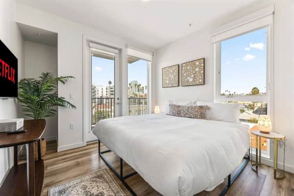 Chic & Trendy 2BD in K-Town + Free Parking, Rooftp - Image 2