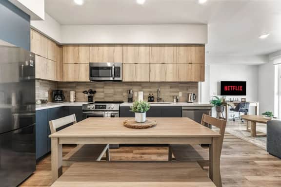 Chic & Trendy 2BD in K-Town + Free Parking, Rooftp - Image 3