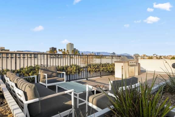 Chic & Trendy 2BD in K-Town + Free Parking, Rooftp - Image 5