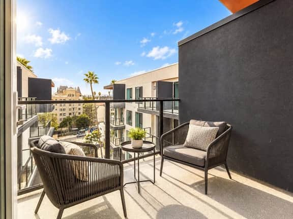 LA Wilshire Luxury Living | Rooftop, Pool + Gym - Image 5