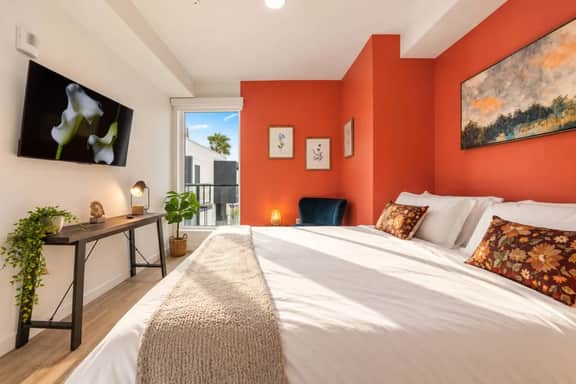 LA Wilshire Luxury Living | Rooftop, Pool + Gym - Image 4