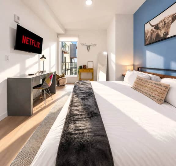 Wilshire Urban Getaway | Pool, Gym + Rooftop - Image 4