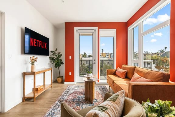Chic 2BD in K-Town | Free Parking | Hot tub + Gym