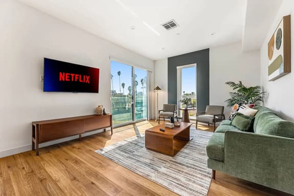 Chic K-Town 2BD Hideaway - Parking, Gym & Rooftop