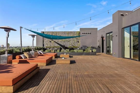 Light Filled 2BD 2BTH in K-town - EV Parking + Gym